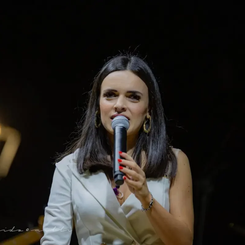 letizia pagano canta sul palco